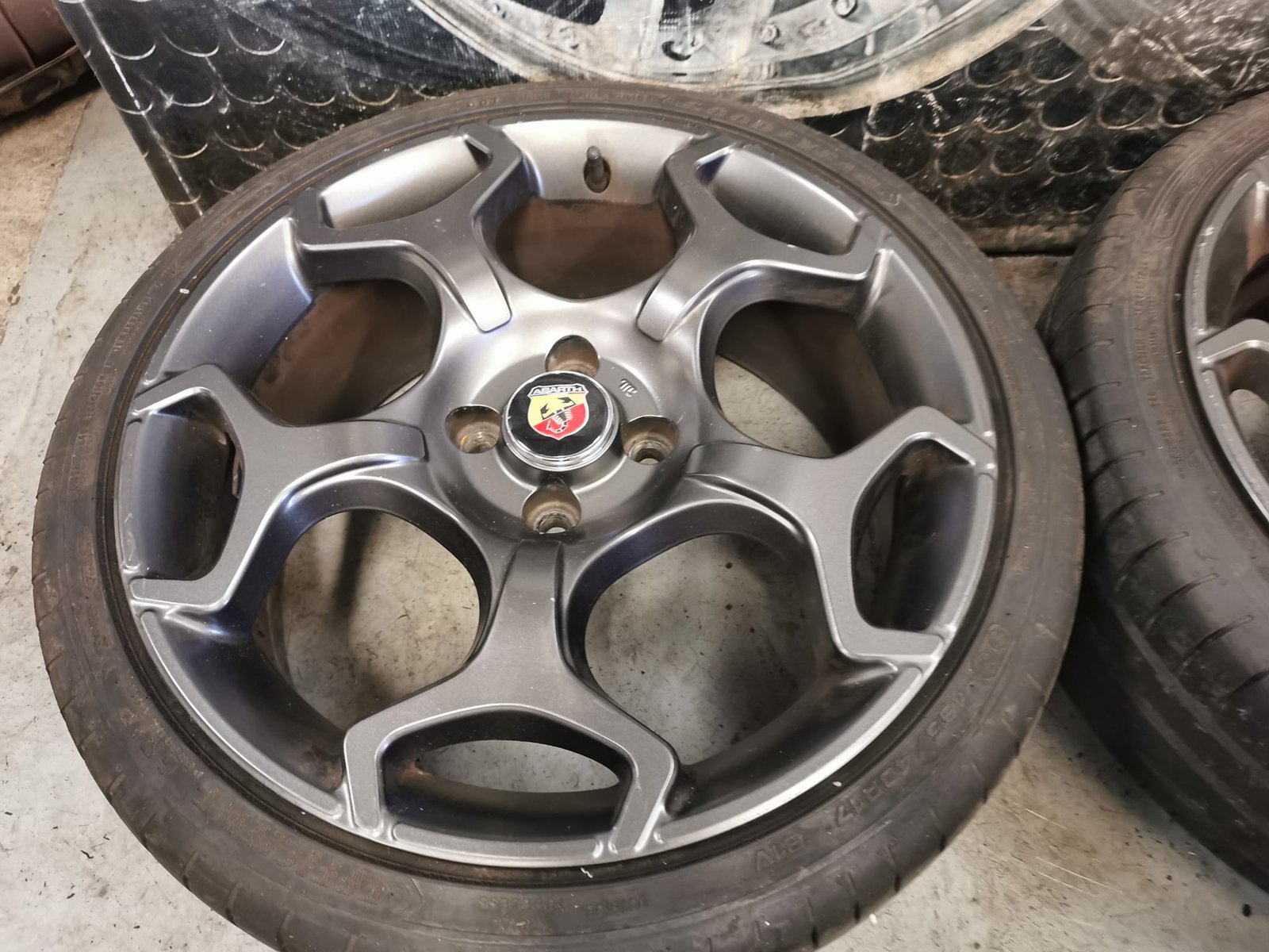 131-11.jpg 17" GENUINE FIAT ABARTH ALLOY WHEELS / TYRES - Image 1