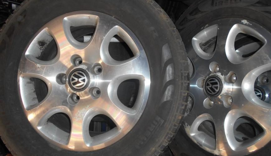 14992046_1092518697535514_6994141189433495456_n-332srpd9gnghyux2649oga.jpg 17″ GENUINE VOLKSWAGEN TOUAREG ALLOY WHEELS / TYRES - Image 1