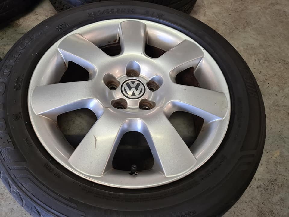 152466749_3722528261201198_401517129937817241_n.jpg 16" GENUINE VOLKSWAGEN BEETLE ALLOY WHEELS / TYRES - Image 1