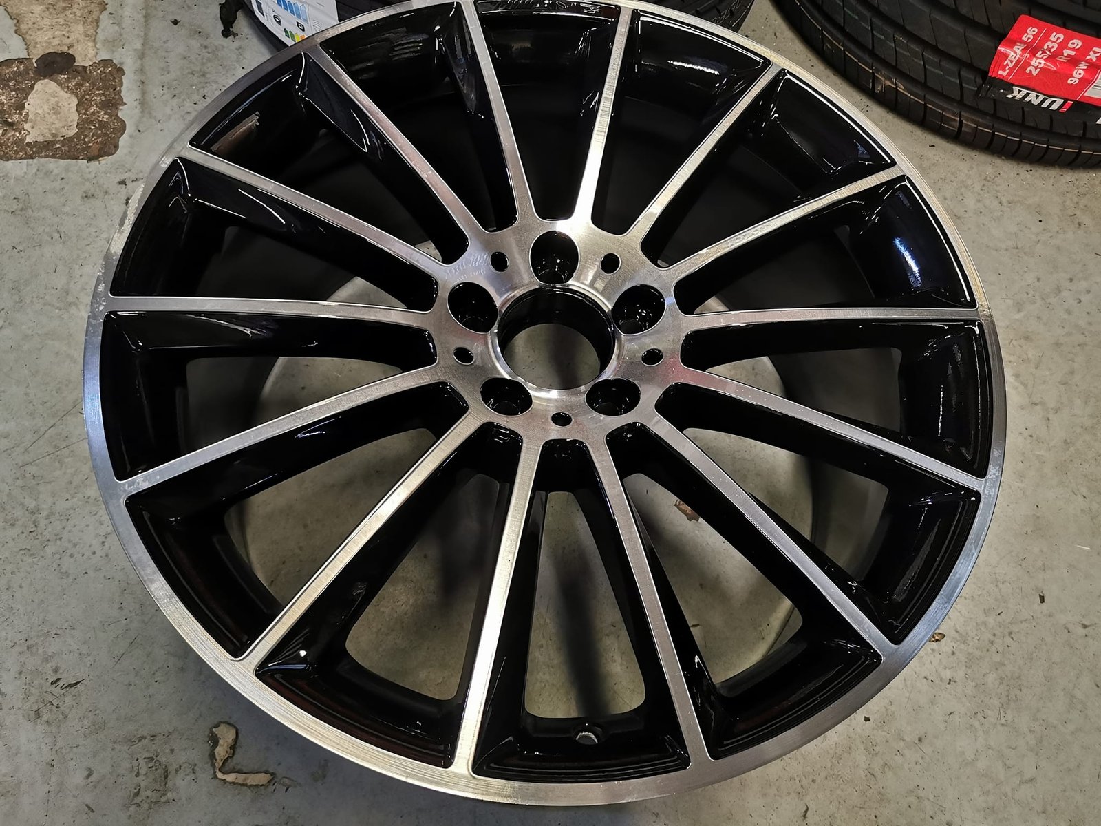 20-inch-amg-wheel-black-diamond-cut.jpg 20" Genuine Mercedes Amg Turbine Alloy Wheel - Image 1