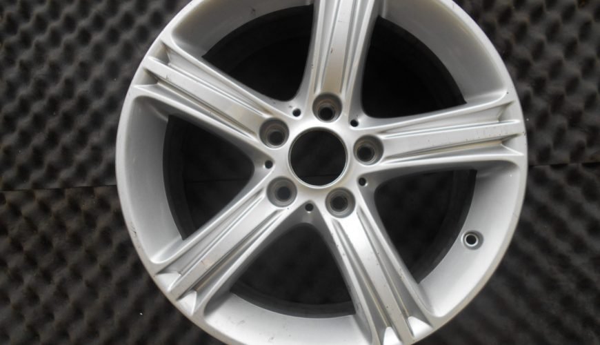 DSCN1800-332ndrx1dtwhfdinrurf9m.jpg 17" GENUINE BMW STYLE 393 ALLOY WHEEL - Image 1