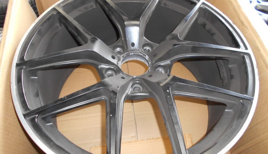 DSCN2947-365tlvajmz4dicp0u4djii.jpg 20" GENUINE MERCEDES AMG G WAGON ALLOY WHEEL - Image 1