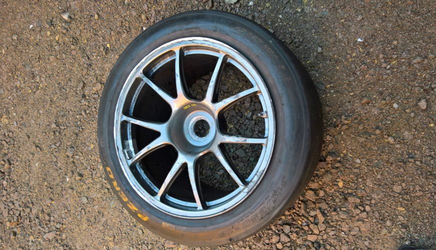 s-l1600-4-1-32xx7yzn60jguvx6ybha16.jpg GENUINE ASTON MARTIN RACING GULF Le MANS WHEEL & PIRELLI P ZERO TYRE - Image 1
