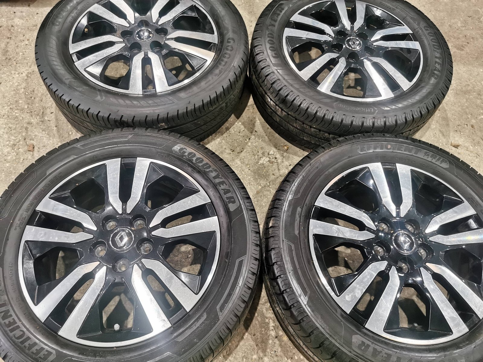 1-1.jpg 17" GENUINE RENAULT TRAFIC SPORT ALLOY WHEELS / TYRES - Image 1