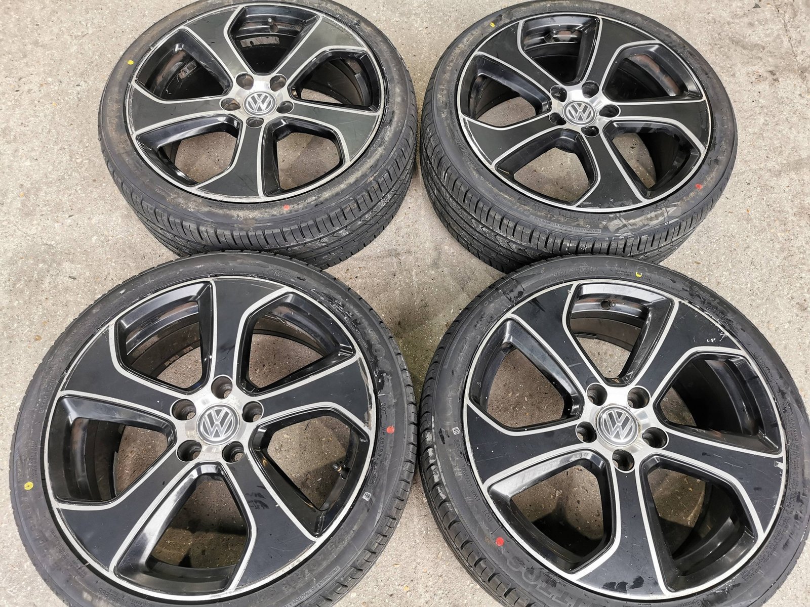 1-4.jpg 18" GENUINE VOLKSWAGEN GTI AUSTIN ALLOY WHEELS WITH BLACK OVERLAY OPTION - 5 X 112 FITMENT - Image 1