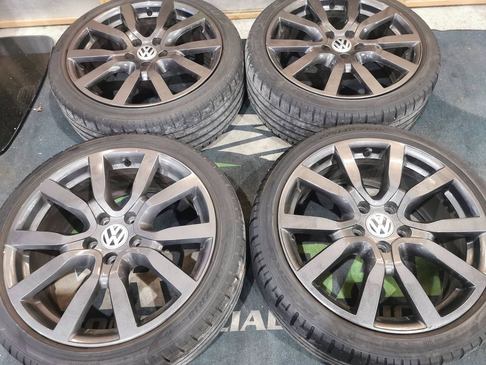 1-9.jpg 18" GENUINE VOLKSWAGEN R LINE SERRON ALLOY WHEELS / TYRES - 5 X 112 FITMENT - Image 1